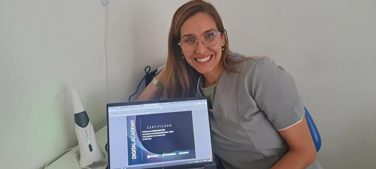 Dra. Julieta Ruiz junto al escaner intraoral