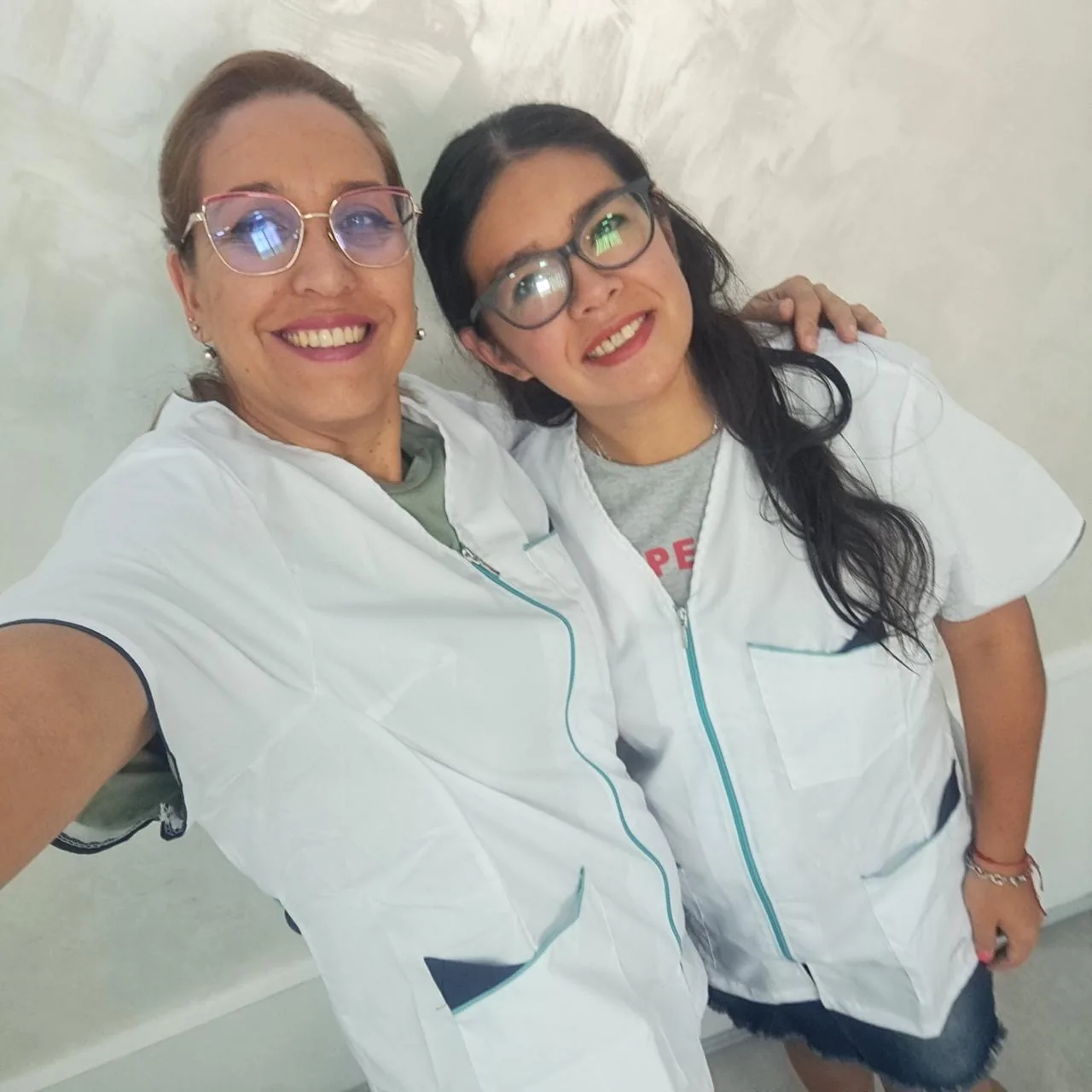 Dra. Julieta Ruiz junto a su secretaria