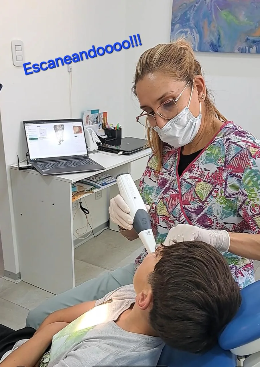 Dra. Julieta Ruiz realizando un escaneo intraoral digital